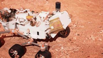 mars rover persévérance explorant la planète rouge. éléments fournis par la nasa. video