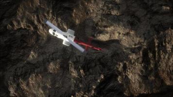 slow motion helikopter boven rotsachtige woestijn video