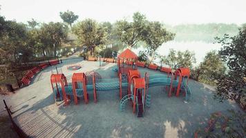 leerer kinderspielplatz für die freizeit im park geschlossen in einer weile coronavirus video