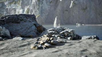 praia de areia entre rochas na costa do oceano atlântico em portugal video