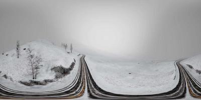 fotocamera vr 360 in movimento sopra le montagne rocciose di neve video