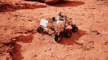 mars rover perseverancia explorando el planeta rojo. elementos proporcionados por la nasa. video