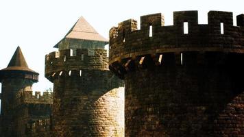 antigas muralhas do castelo ao pôr do sol video