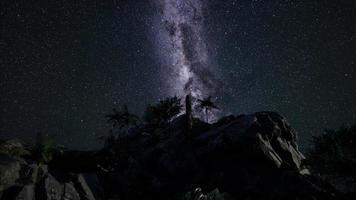 galaxia de la vía láctea sobre las paredes del cañón de arenisca video