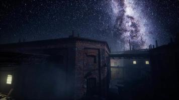 voie lactée étoiles au-dessus de la vieille usine abandonnée video