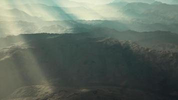 paisagem aérea do deserto vulcânico com raios de luz video