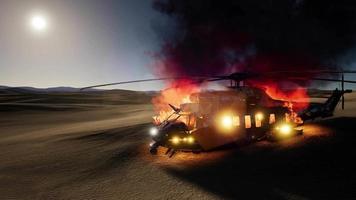 helicóptero militar quemado en el desierto al atardecer video