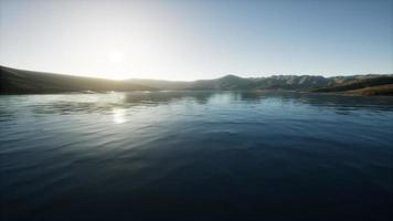 beau lac calme avec coucher de soleil video