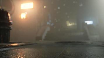 luci al neon a fuoco morbido su strada con nebbia di notte video