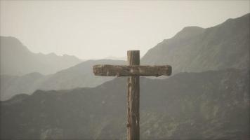 croix de crucifix en bois à la montagne video