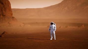 astronauta na superfície de marte. planeta vermelho coberto de gás e rocha