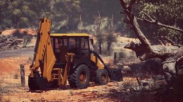 tractor excavadora en bosque de arbustos video