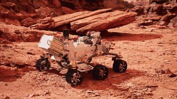 Mars rover perseveranza esplorando il pianeta rosso. elementi forniti dalla nasa. video