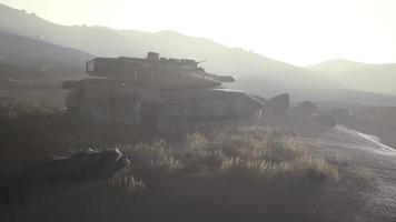 viejo tanque oxidado en el desierto video