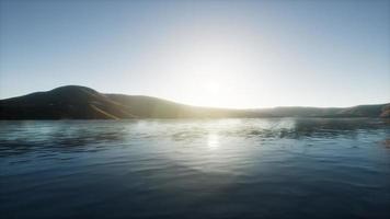 beau lac calme avec coucher de soleil video
