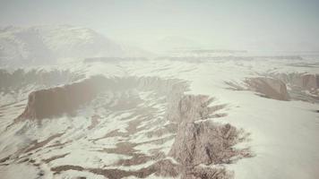 bellissimo paesaggio della catena montuosa coperta di neve video