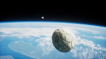 vieux ballon de football dans l'espace sur l'orbite terrestre video