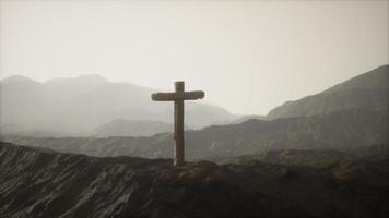 hölzernes Kruzifixkreuz am Berg video