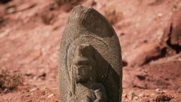 statua antica sulle rocce del deserto video