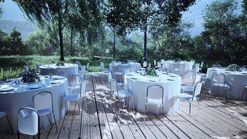 table et chaise en osier vide dans le jardin forestier du restaurant en plein air