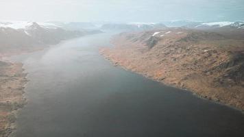 fiordo de noruega reflejo en agua clara video