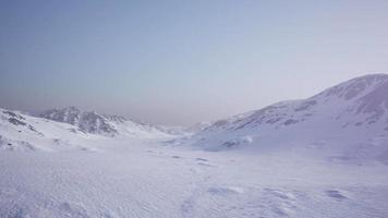 flyglandskap av snöiga berg och isiga stränder i Antarktis video