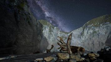 hyperlapse del cielo stellato notturno con spiaggia di montagna e oceano a lofoten norvegia video