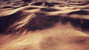 dune di sabbia al tramonto nel deserto del Sahara in Libia video