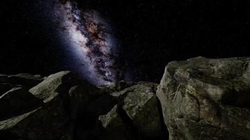 Tracce stellari di astrofotografia 4K sulle pareti del canyon di arenaria. video