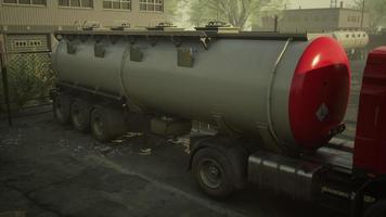 caminhão-tanque de gás natural no posto de gasolina natural