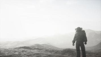 astronauta en otro planeta con polvo y niebla video