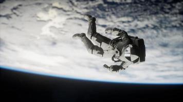 astronauta flotando sobre la tierra elementos de esta imagen proporcionados por la nasa video