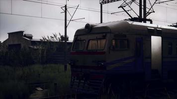 viejos trenes abandonados en un ferrocarril