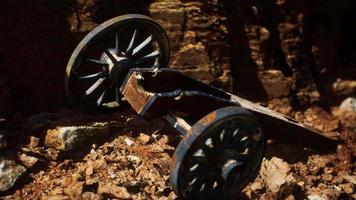 pistola histórica antigua en el cañón de piedra video