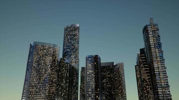 rascacielos de la ciudad en la noche con cielo oscuro video