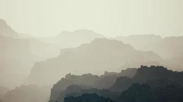 nebbia nella valle rocciosa della montagna video