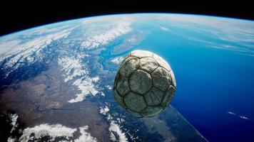 viejo balón de fútbol en el espacio en órbita terrestre video