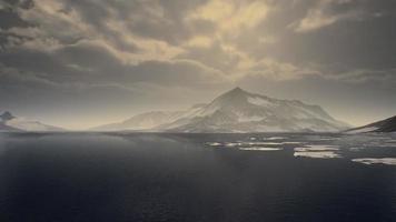 montanhas cobertas de gelo na paisagem antártica video