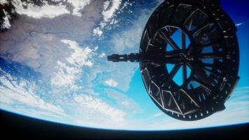 satélite espacial futurista orbitando a terra video