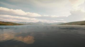 vacker lugn sjö med solnedgång video