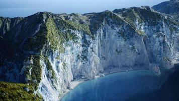 Inseln von Norwegen mit Felsen und Klippen video