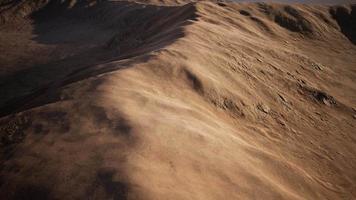 luchtfoto van rode woestijn met zandduin video