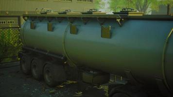 caminhão-tanque de gás natural no posto de gasolina natural