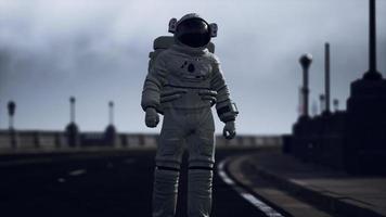 l'astronauta cammina in mezzo a una strada video