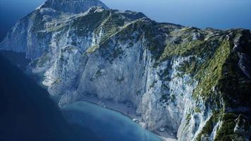 Inseln von Norwegen mit Felsen und Klippen video