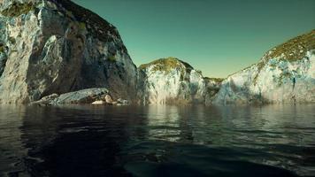 8k isole della Norvegia con rocce e scogliere video