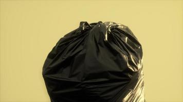 Close up d'un sac en plastique pour les déchets poubelle video