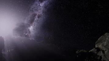 Estelas de estrellas de astrofotografía 4k sobre paredes de cañones de arenisca video