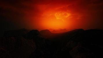 dramatische hemel over rotsachtige bergen bij zonsondergang video