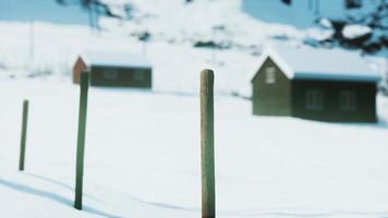 casas de madeira norueguesas tradicionais sob a neve fresca video